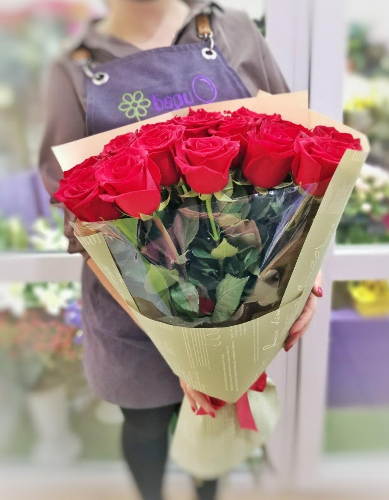 Купить розы в москве с доставкой дешево. Букет без упаковки. Букеты цветов в цветной упаковке. 19 Роз букет. Букет роз в упаковке.